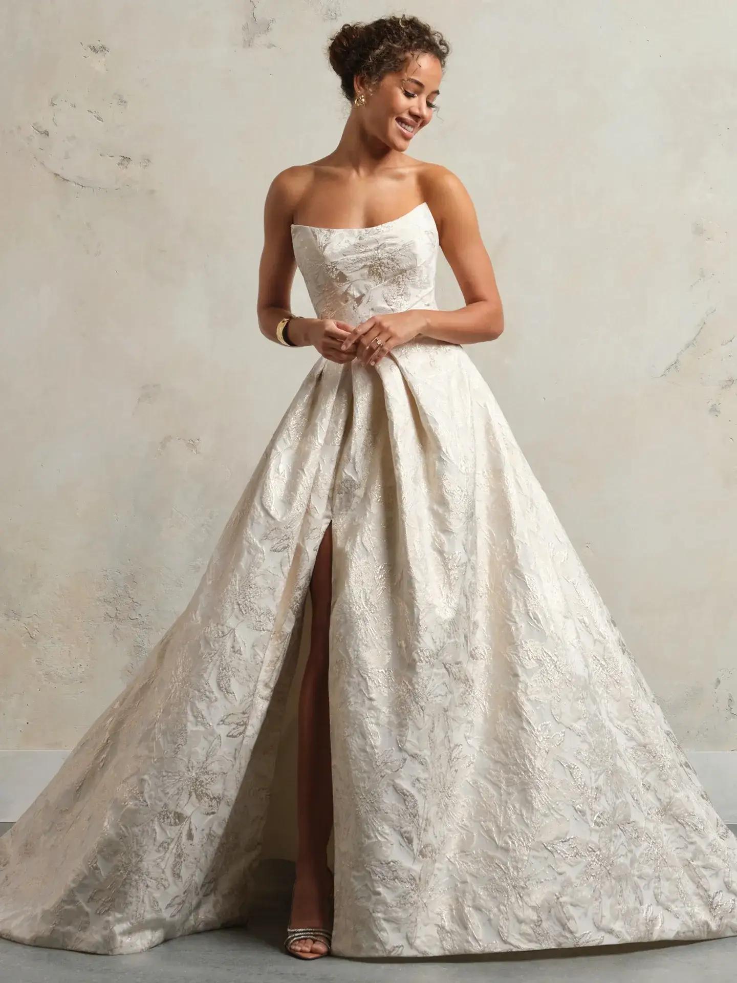 How to Wear a Strapless Wedding Dress: Tips for Comfort and Confidence Image